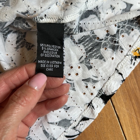 Adorable daisy sundress - Picture 6 of 7